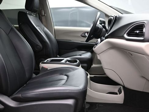 Used 2024 Chrysler Pacifica Touring-L FWD image 13