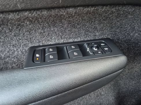 Used 2024 Volvo XC40 B5 Plus AWD/4WD image 13