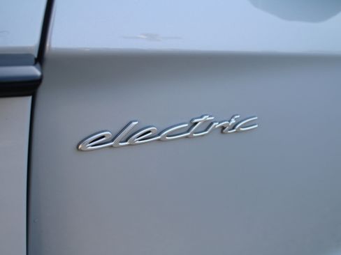 Certified 2025 Porsche Taycan image 34