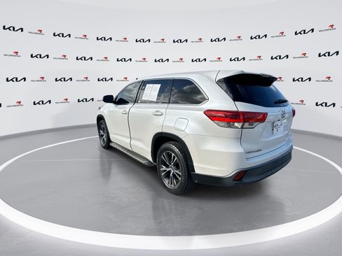 Used 2018 Toyota Highlander LE FWD image 6