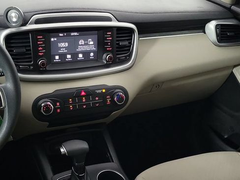 Used 2019 Kia Sorento FWD image 14