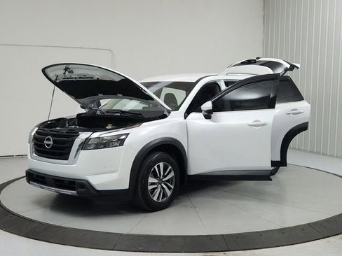 Used 2025 Nissan Pathfinder SL w/ Cargo Package FWD image 11