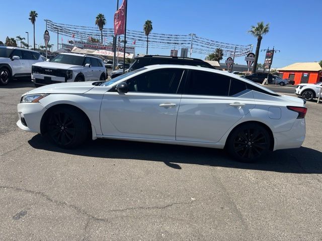 Used 2022 Nissan Altima 2.5 SR w/ Midnight Edition Package FWD image 3