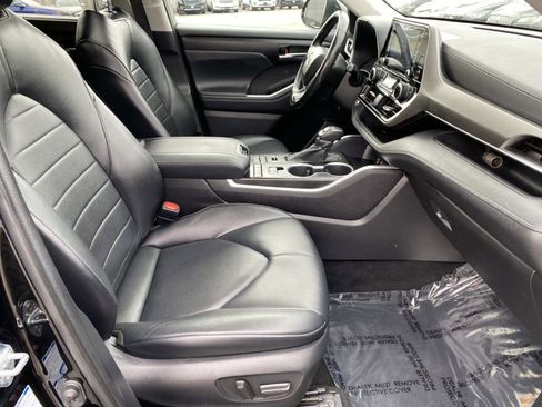 Used 2022 Toyota Highlander XLE image 4