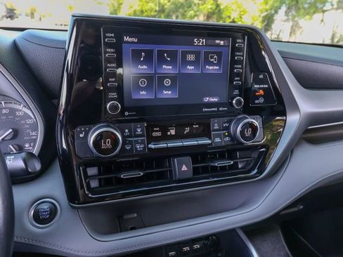 Used 2021 Toyota Highlander XLE FWD image 19
