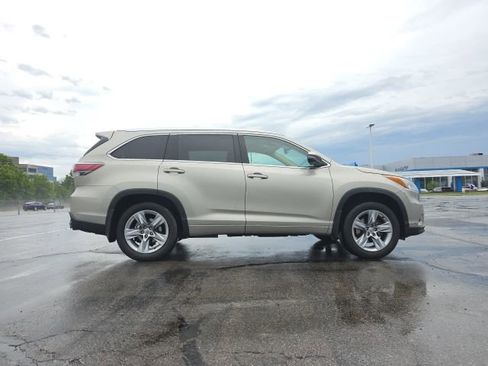 Used 2015 Toyota Highlander Limited AWD/4WD image 2