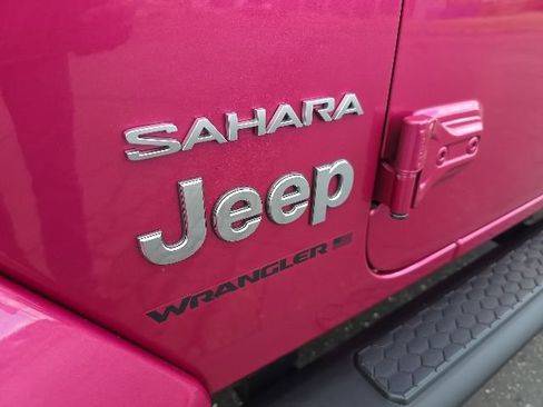 Used 2024 Jeep Wrangler Unlimited Sahara w/ Technology Group AWD/4WD image 17