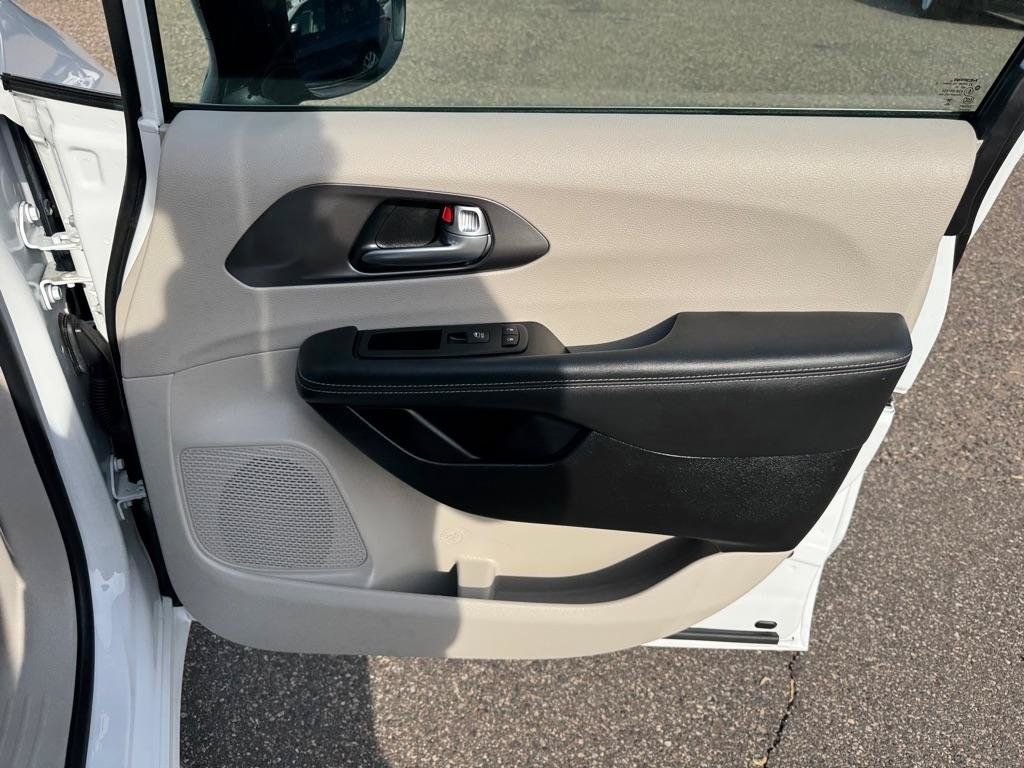 Used 2024 Chrysler Pacifica Limited FWD image 34