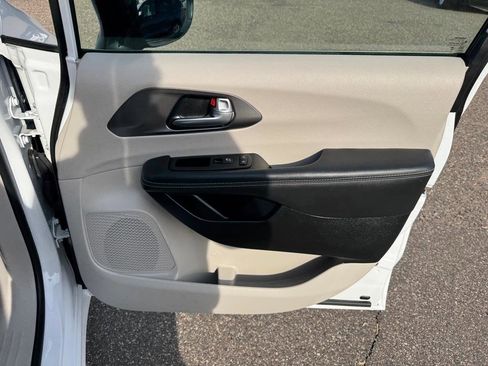 Used 2024 Chrysler Pacifica Limited FWD image 34
