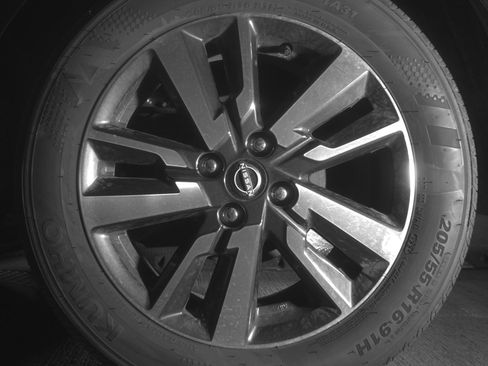 Used 2025 Nissan Versa SV image 14