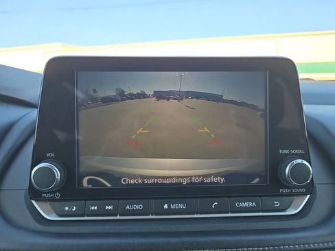 Used 2024 Nissan Rogue SV image 9