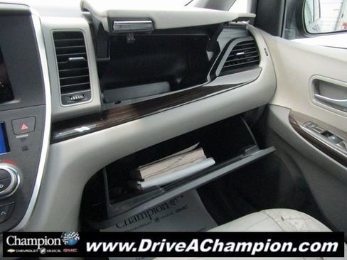Used 2015 Toyota Sienna L image 37
