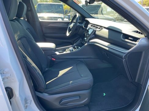 New 2025 Jeep Grand Cherokee image 11