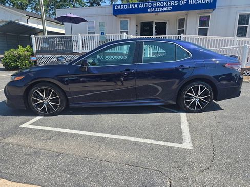 Used 2022 Toyota Camry SE FWD image 3