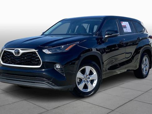 Used 2023 Toyota Highlander LE AWD/4WD image 2