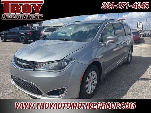 Used 2018 Chrysler Pacifica Touring-L image 11