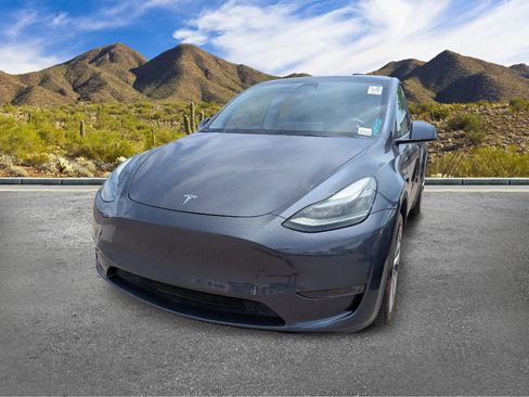Used 2022 Tesla Model Y Long Range AWD/4WD image 2
