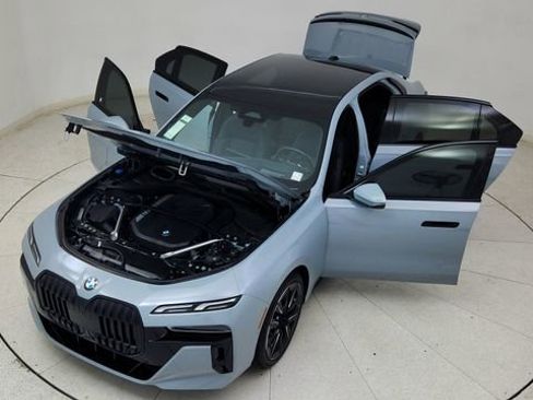 Used 2024 BMW 740i xDrive w/ Premium Package image 90