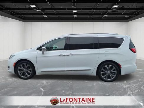 Used 2020 Chrysler Pacifica Limited w/ Tire & Wheel Group FWD image 2