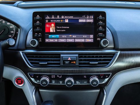 Used 2018 Honda Accord Touring image 29