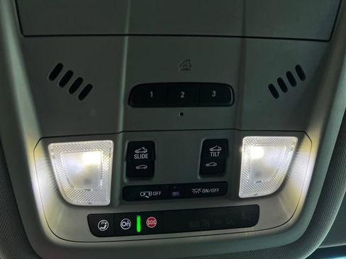 Used 2021 GMC Acadia SLT w/ Elevation Edition image 22