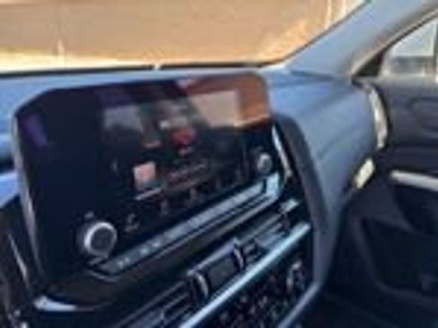 Used 2025 Nissan Pathfinder SV FWD image 33