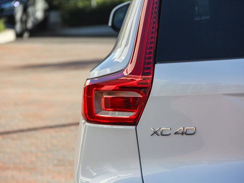 Certified 2025 Volvo XC40 B5 Core w/ Protection Package Premier image 11