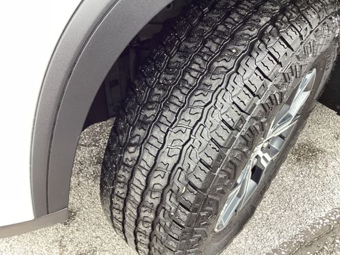 Used 2024 GMC Acadia AT4 w/ Luxury Package image 11