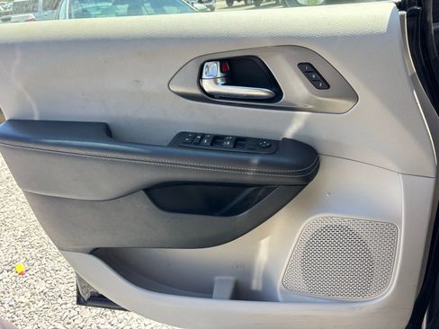 Used 2023 Chrysler Pacifica Touring-L image 10