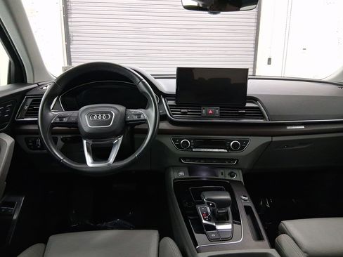 Used 2022 Audi Q5 e Premium w/ Convenience Package image 4