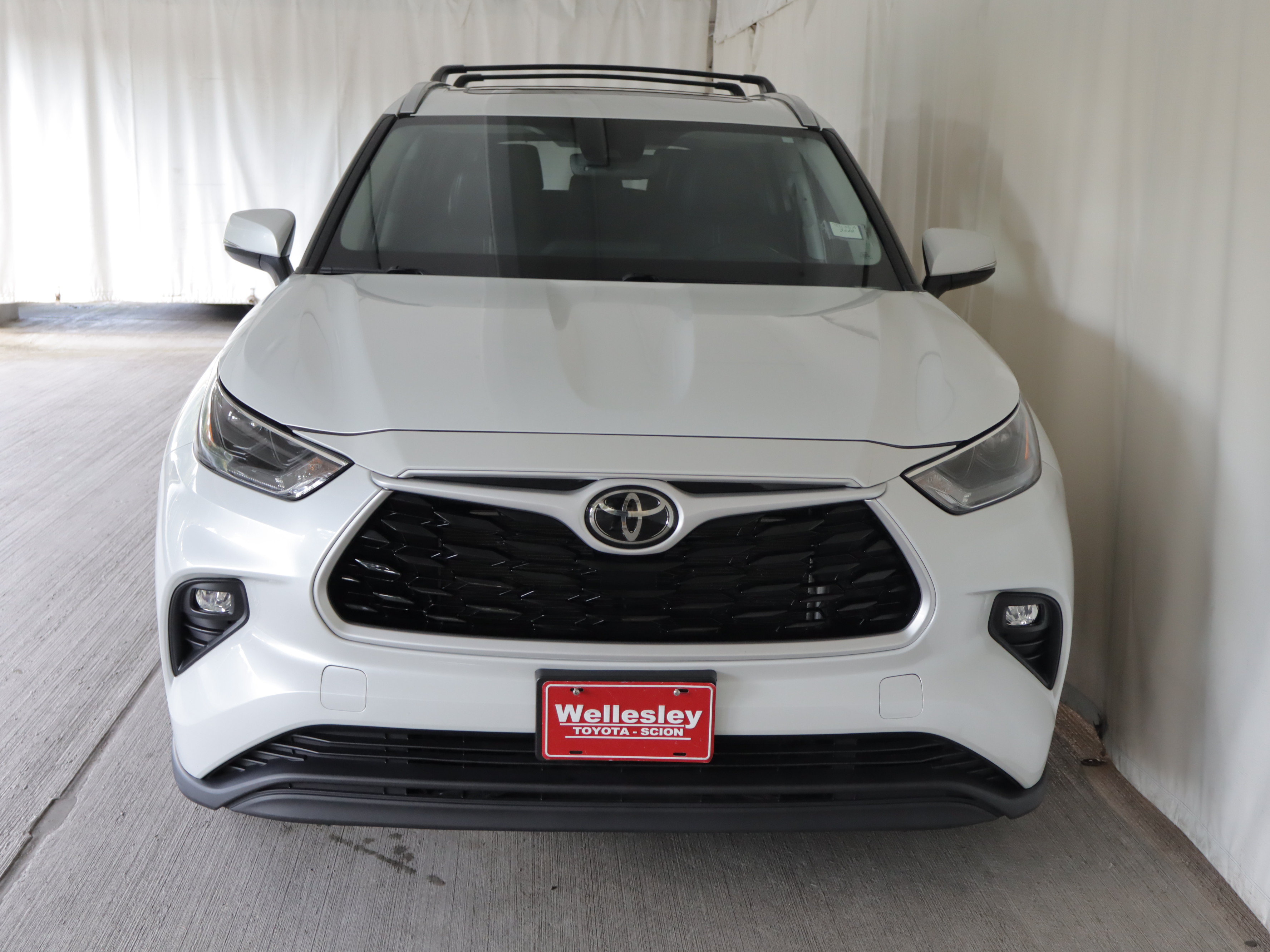 Used 2022 Toyota Highlander XLE AWD/4WD image 4