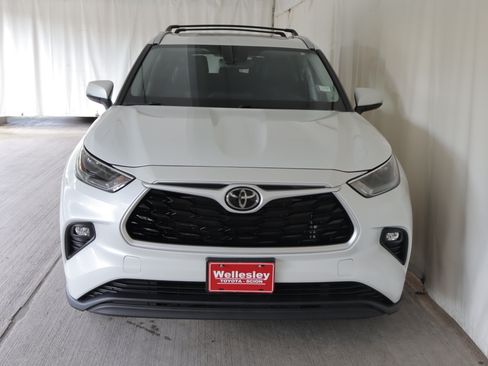 Used 2022 Toyota Highlander XLE AWD/4WD image 4