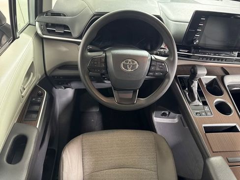 Used 2023 Toyota Sienna LE AWD/4WD image 21