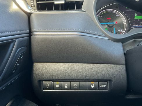 Used 2021 Toyota Venza Limited image 23