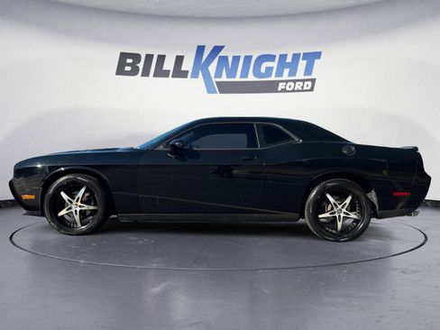 Used 2014 Dodge Challenger SXT image 2