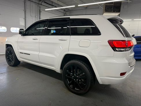 Used 2018 Jeep Grand Cherokee Altitude AWD/4WD image 11