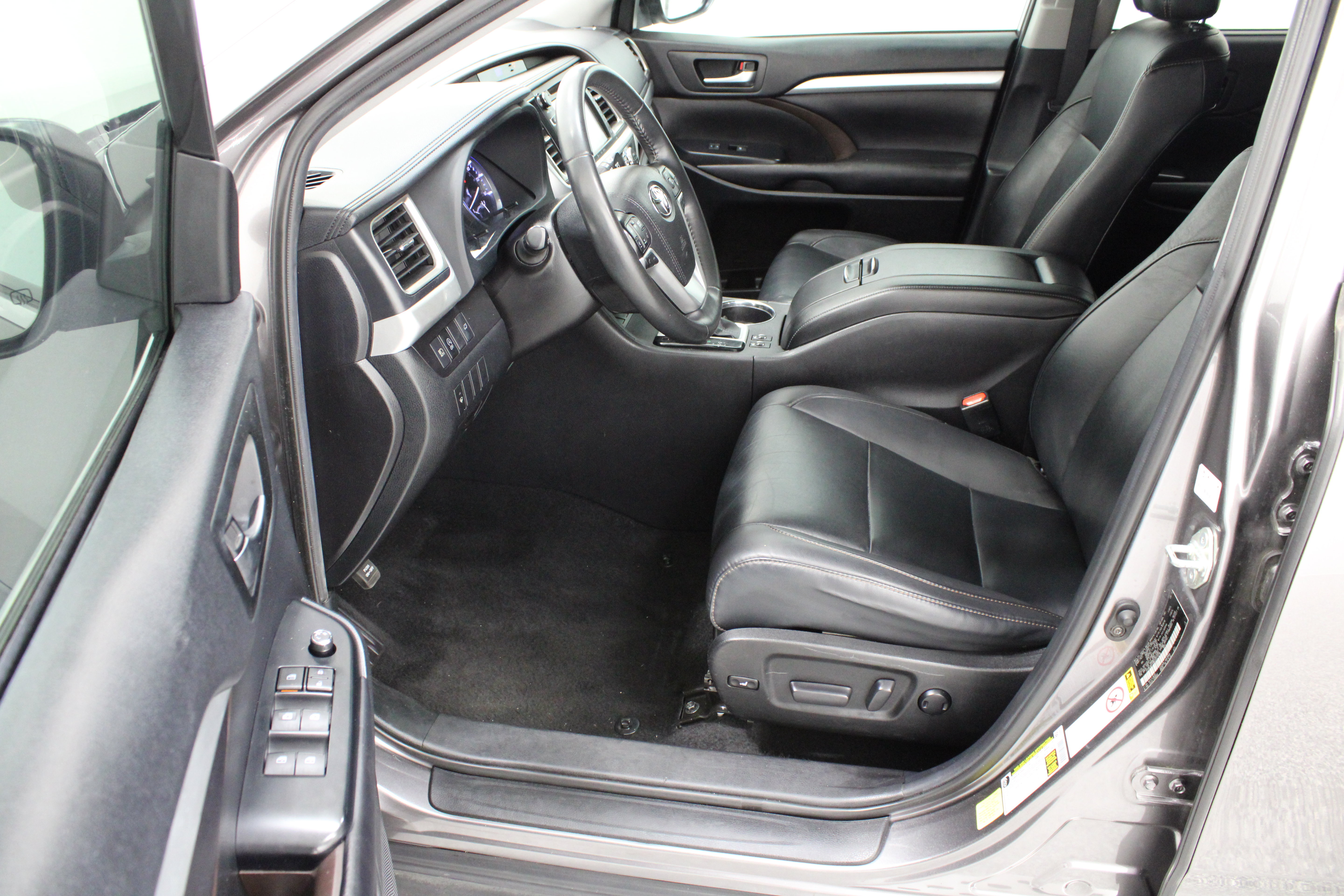 Used 2019 Toyota Highlander XLE FWD image 14