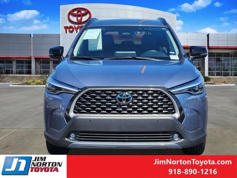 Used 2025 Toyota Corolla Cross XLE image 2
