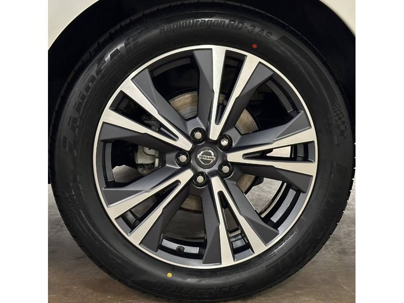 Used 2020 Nissan Pathfinder Platinum FWD image 11