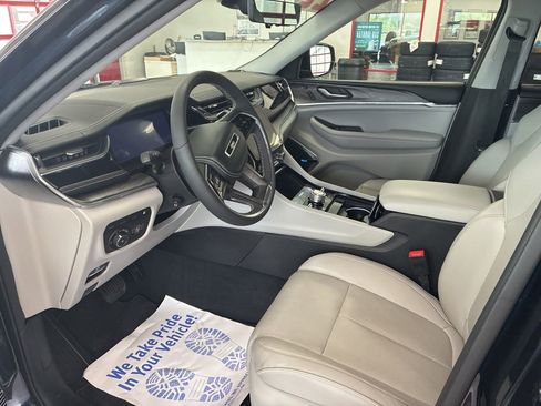 Certified 2022 Jeep Grand Cherokee Overland w/ Luxury Tech Group IV AWD/4WD image 6