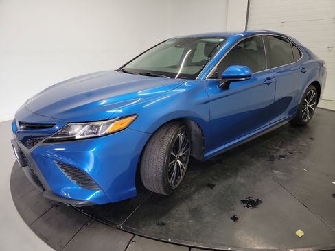 Used 2020 Toyota Camry SE FWD image 3