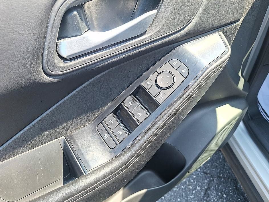 Certified 2025 Nissan Rogue SV AWD/4WD image 10
