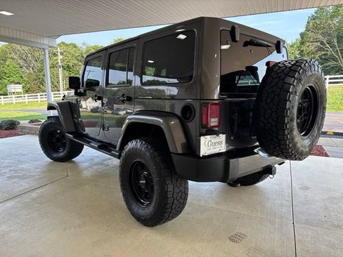 Used 2018 Jeep Wrangler Unlimited Sahara w/ Connectivity Group AWD/4WD image 9