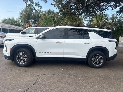 Used 2024 Chevrolet Traverse LT FWD image 2