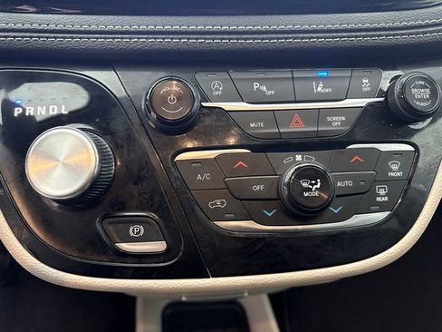 Used 2024 Chrysler Pacifica Touring-L image 34