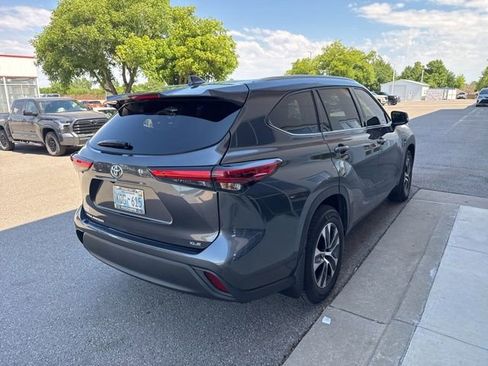 Used 2021 Toyota Highlander XLE FWD image 3