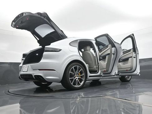Used 2022 Porsche Cayenne GTS AWD/4WD image 27