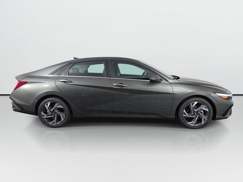 Used 2026 Hyundai Elantra Limited FWD image 7