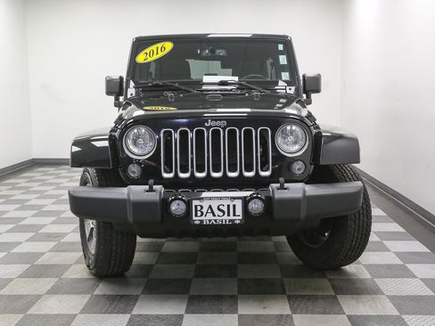 Used 2016 Jeep Wrangler Unlimited Sahara w/ Dual Top Group AWD/4WD image 3