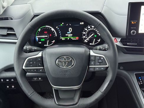 Used 2025 Toyota Sienna XLE image 18